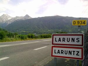 Bilingual French/Béarnais sign at the entrance of Laruns.